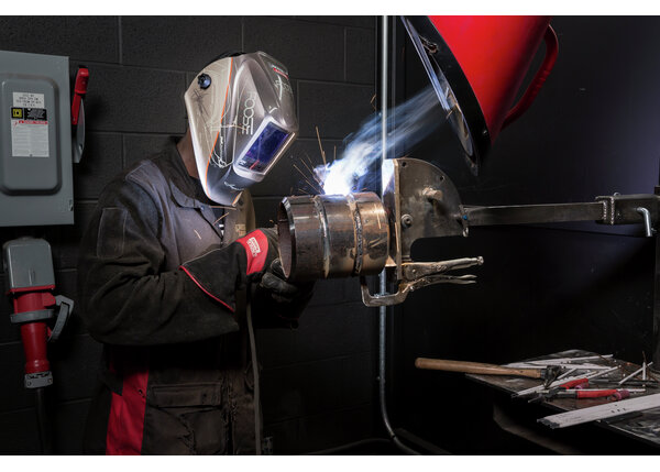 学生管在林肯的焊接技术培训中心，美国俄亥俄州克里夫兰市焊接。